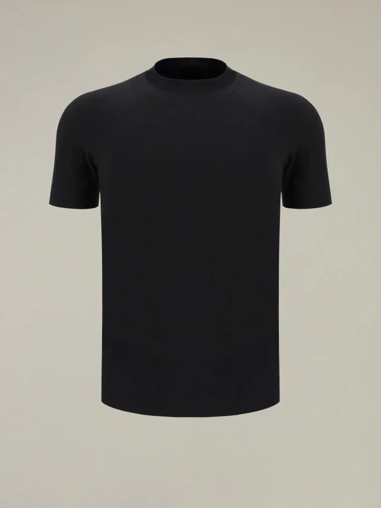 T-shirt uomo nera a manica corta, stile minimalista, sfondo neutro