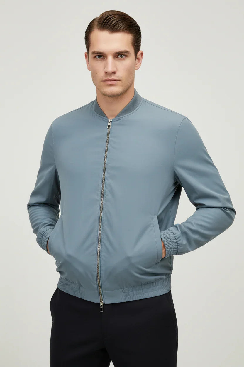 Giubbotto bomber uomo azzurro chiaro con zip e tasche, abbigliamento elegante casual.