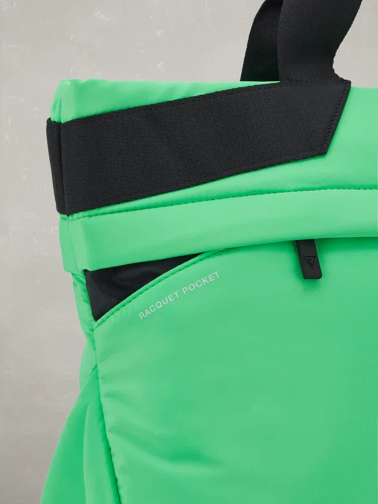 Dettaglio tasca porta racchetta su zaino sportivo verde fluo con inserti neri