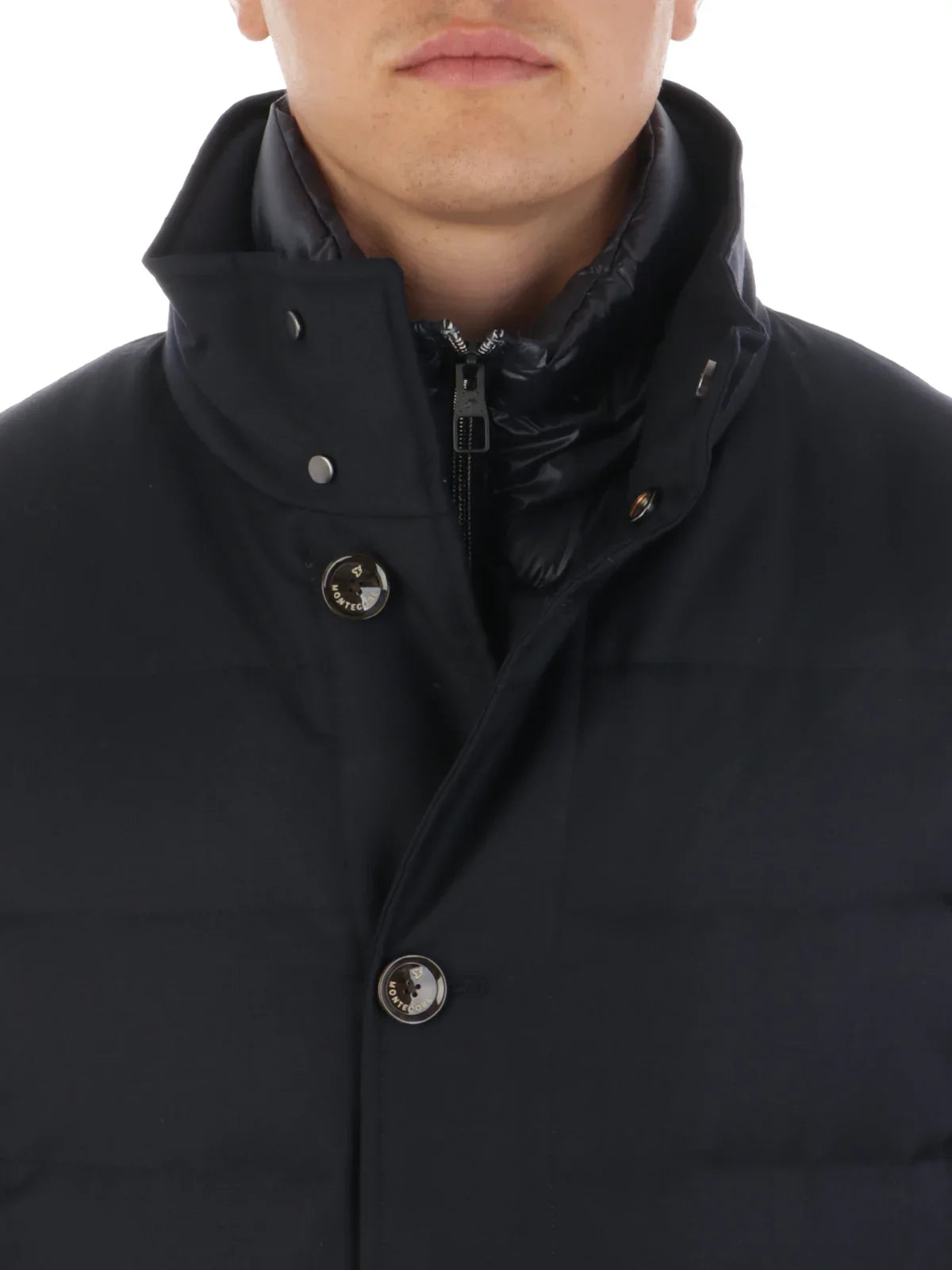 Primo piano giacca uomo nera imbottita con colletto alto e bottoni, moda invernale elegante