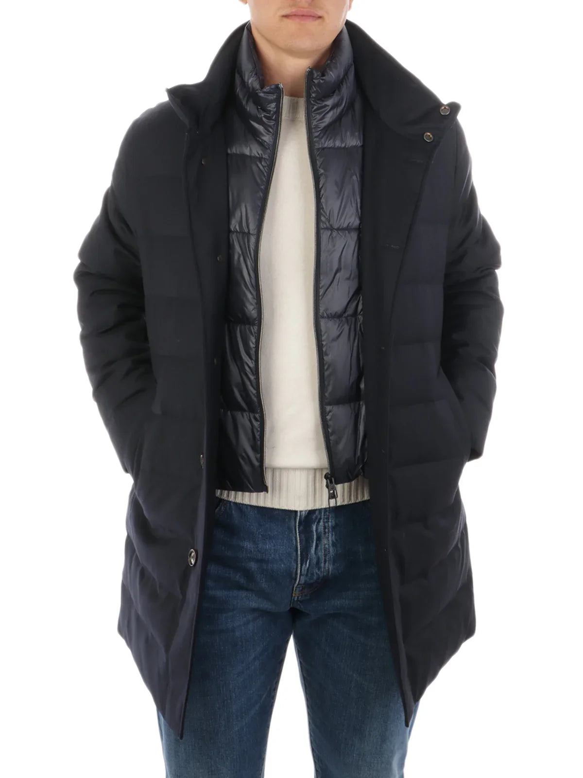 Giacca imbottita uomo blu scuro, stile casual, indossata con maglione chiaro e jeans