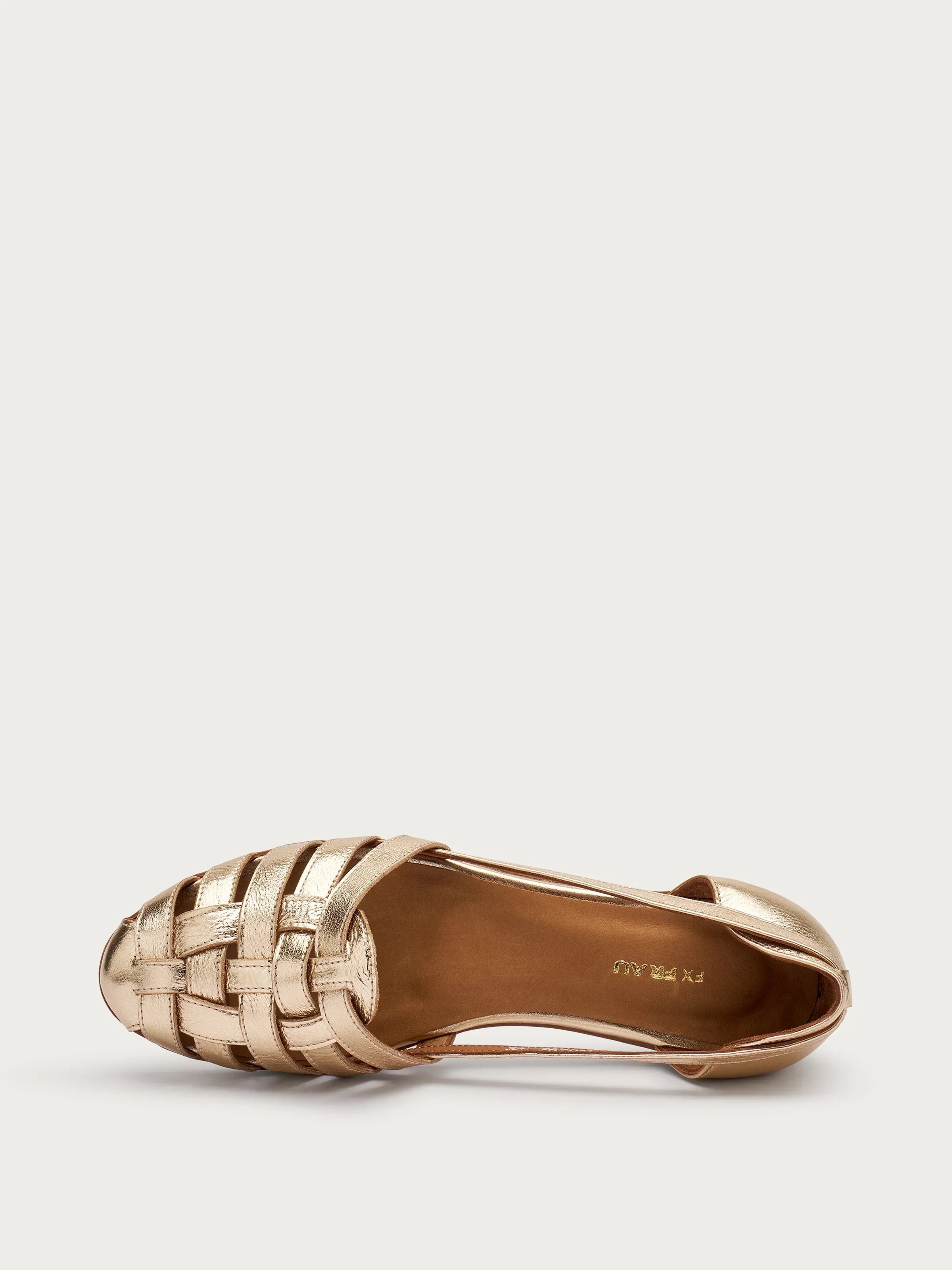 Scarpa donna intrecciata color oro, ballet flat elegante, vista dall'alto su sfondo neutro.