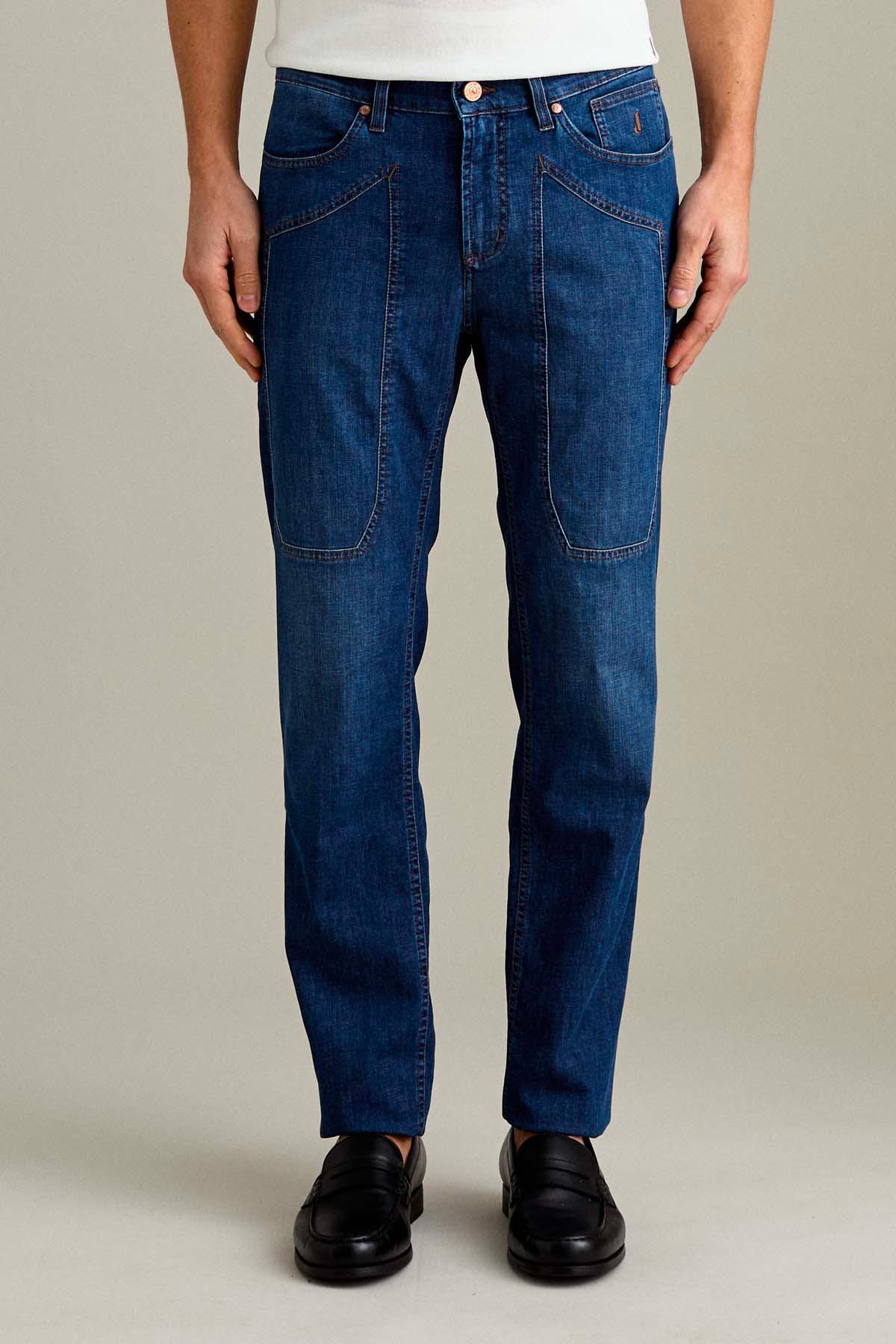 Jeans uomo in denim blu con tasche frontali grandi, vestibilità dritta, stile casual.