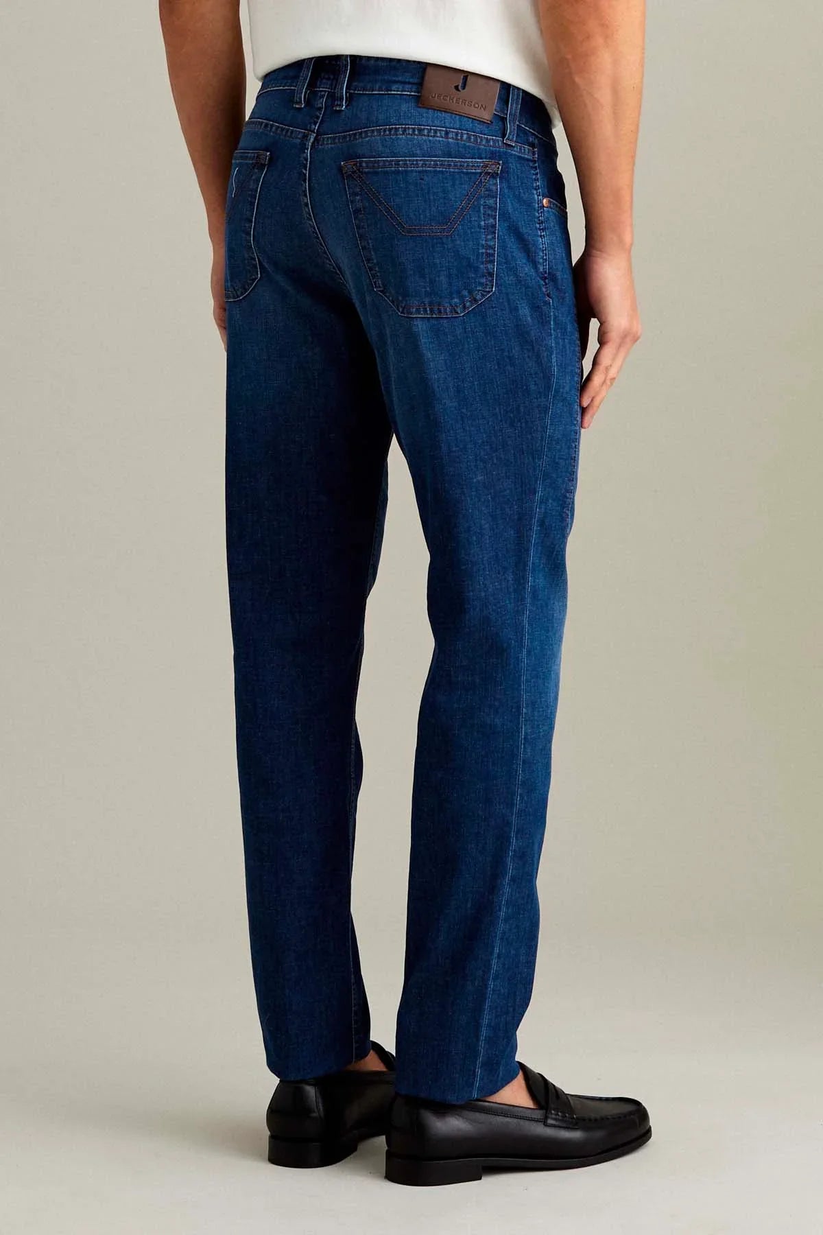 Jeans uomo denim blu a gamba dritta, vista posteriore, abbigliamento casual elegante.