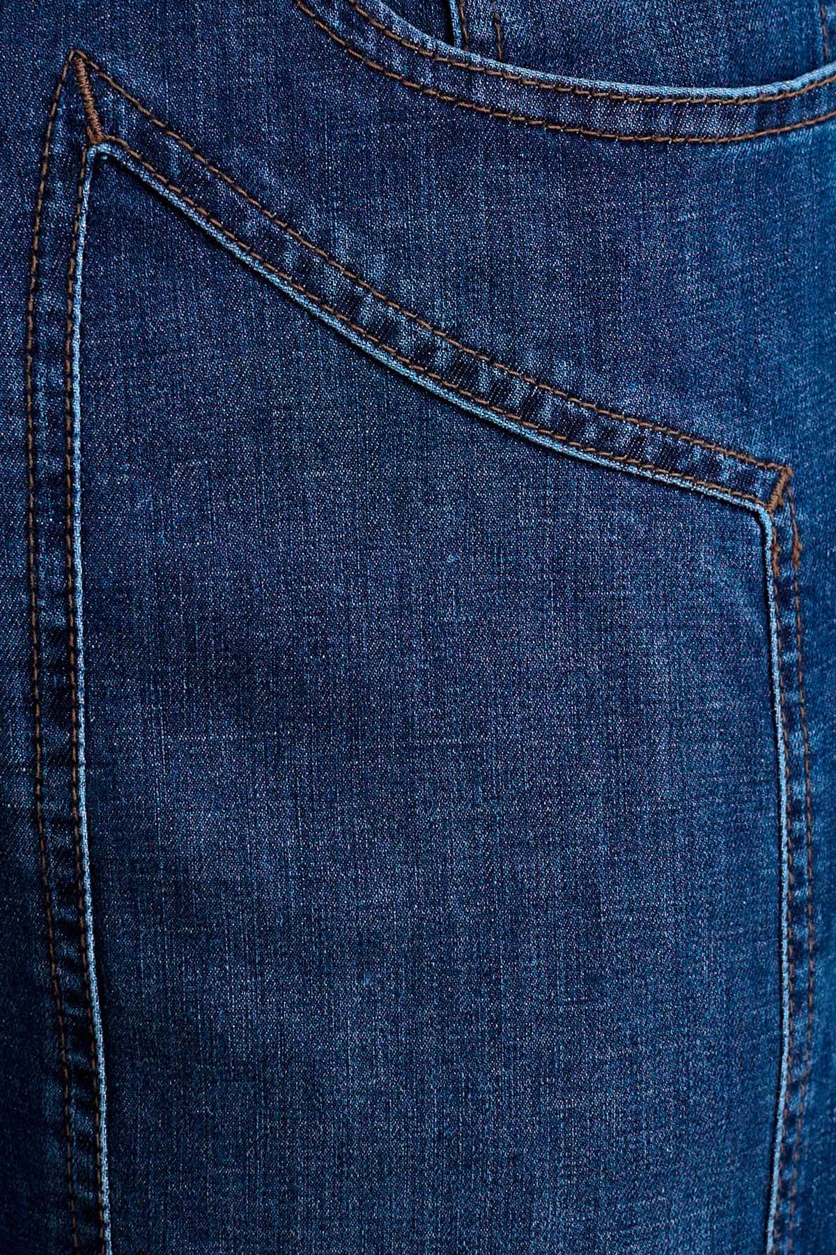 Dettaglio tasca su tessuto denim blu, cuciture evidenti, pantaloni uomo donna