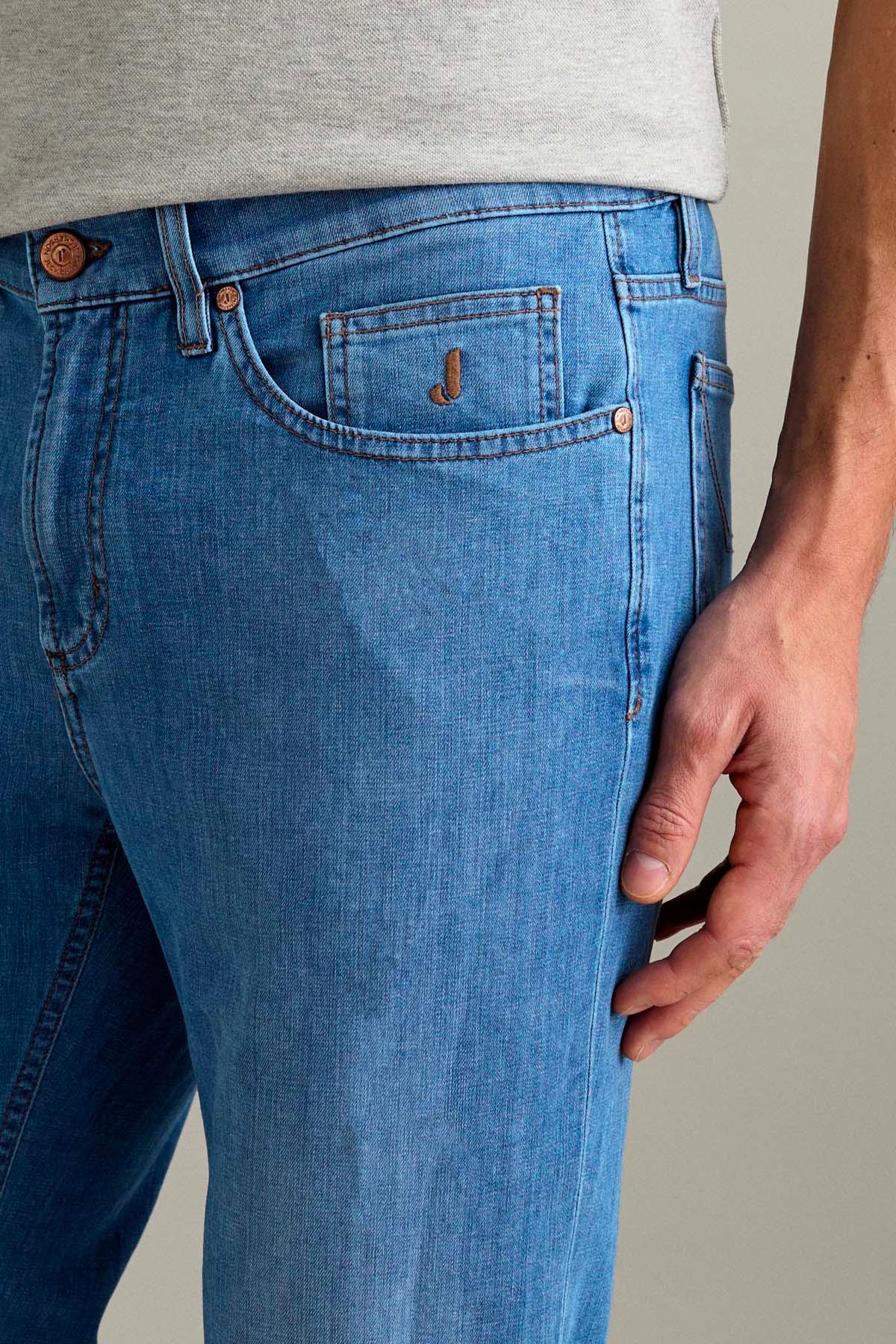 Jeans uomo denim chiaro con tasca e logo ricamato, abbigliamento casual elegante.