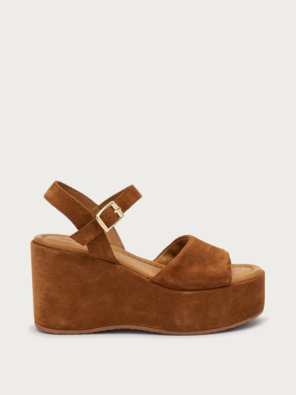 Sandalo donna con zeppa alta in camoscio marrone, cinturino e fibbia dorata.