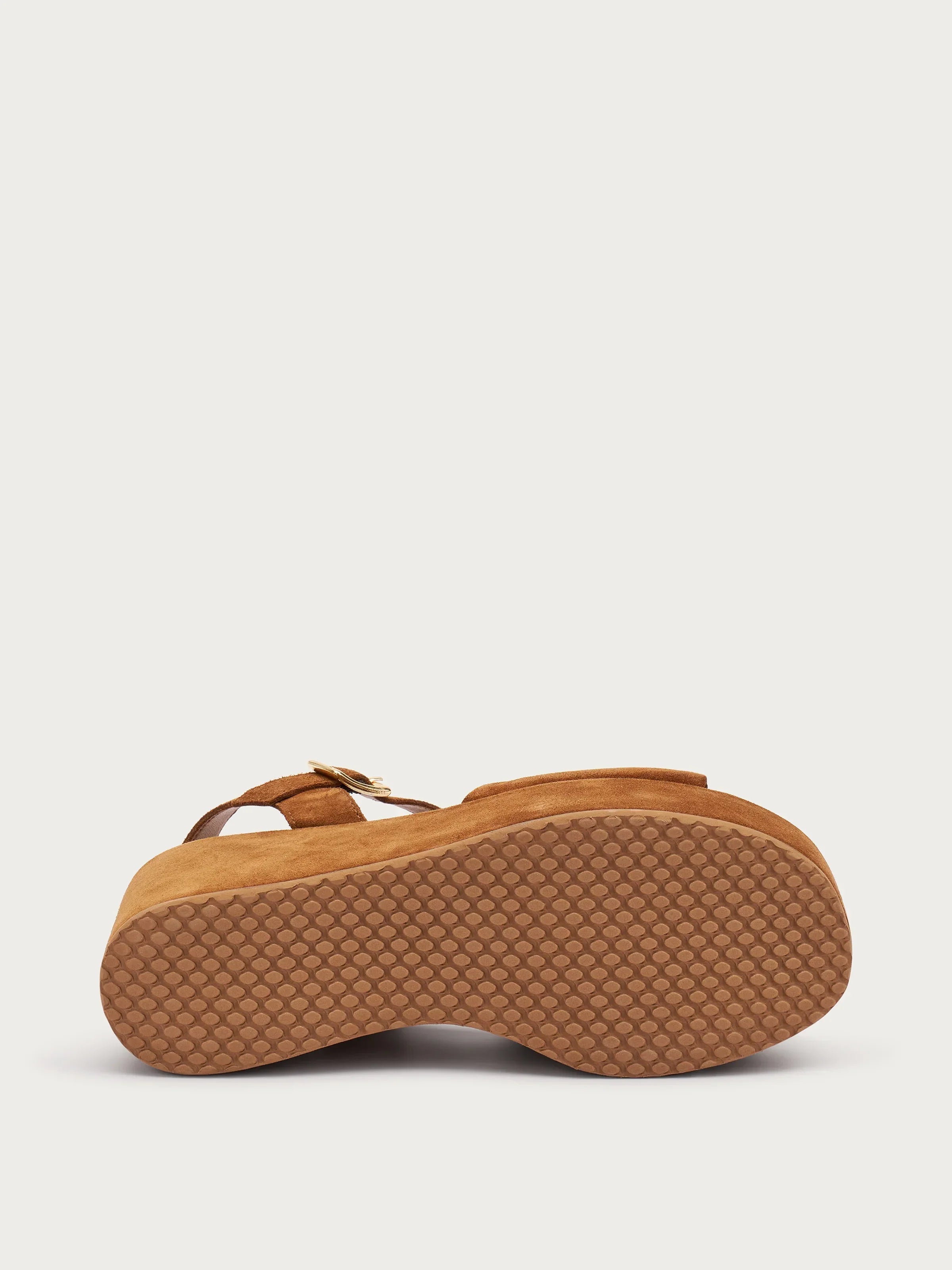 Sandalo donna in camoscio marrone con suola platform e fibbia vista dal basso
