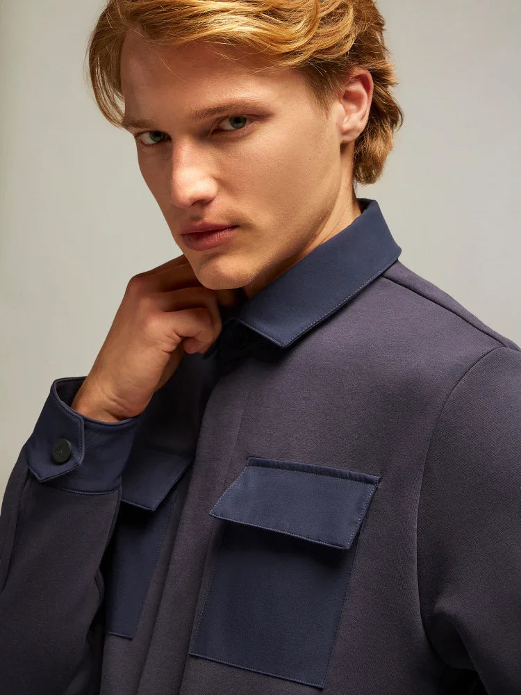 Modello uomo indossa camicia blu elegante con tasche frontali, moda abbigliamento uomo.