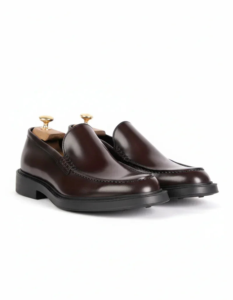 Mocassini uomo in pelle marrone eleganti, suola nera, stile classico su sfondo bianco