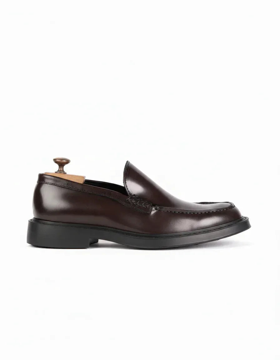 Mocassino uomo in pelle marrone lucida, suola nera, stile elegante, sfondo bianco