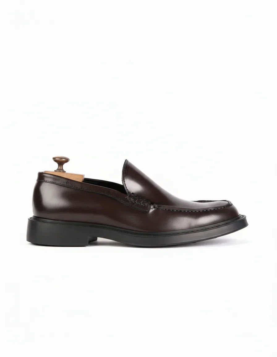 Mocassino uomo in pelle marrone lucida, suola nera, stile elegante, sfondo bianco