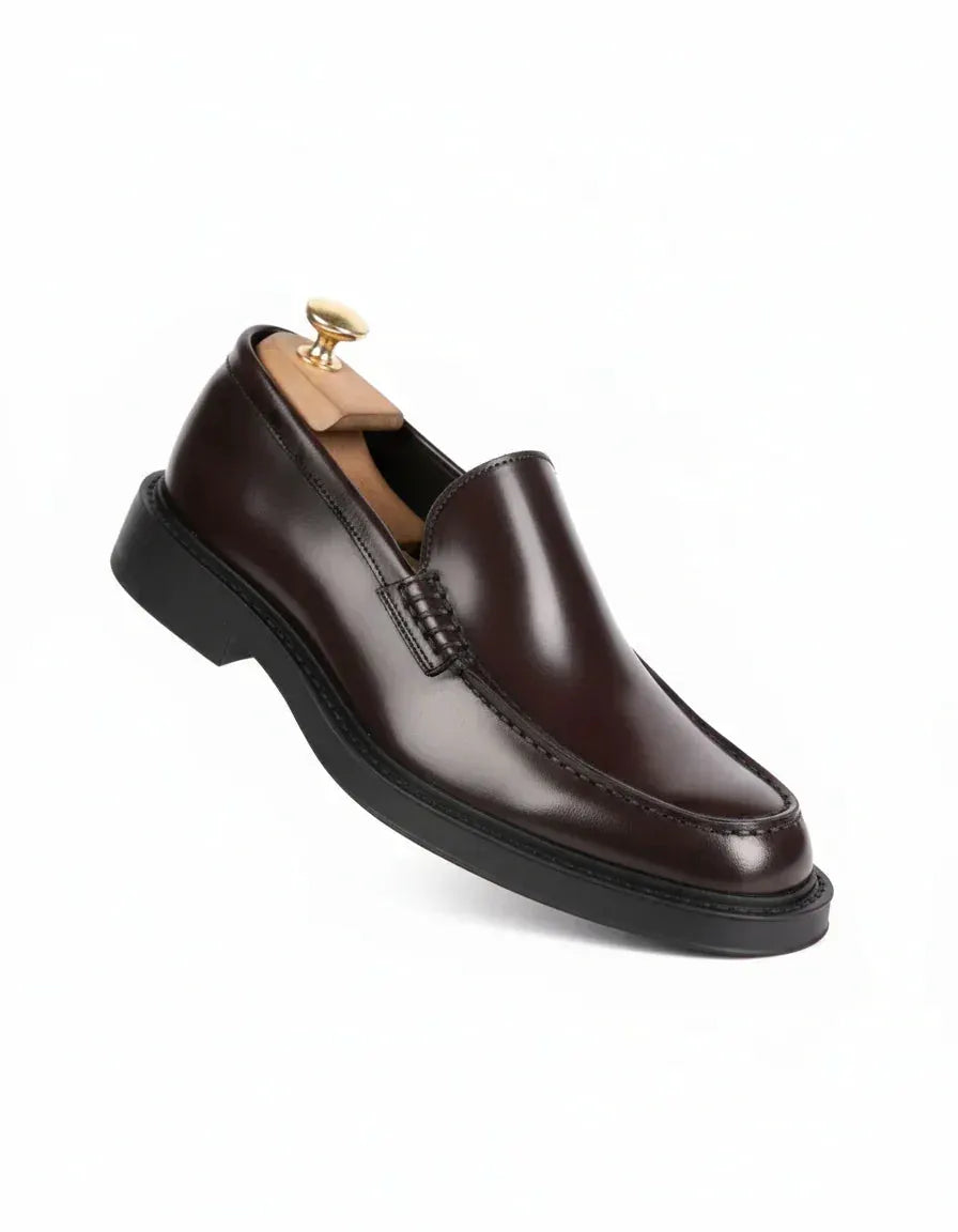 Mocassino uomo in pelle marrone elegante, suola nera, moda Made in Italy