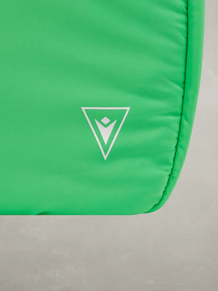 Dettaglio su zaino verde fluo con logo bianco, accessorio moda uomo donna