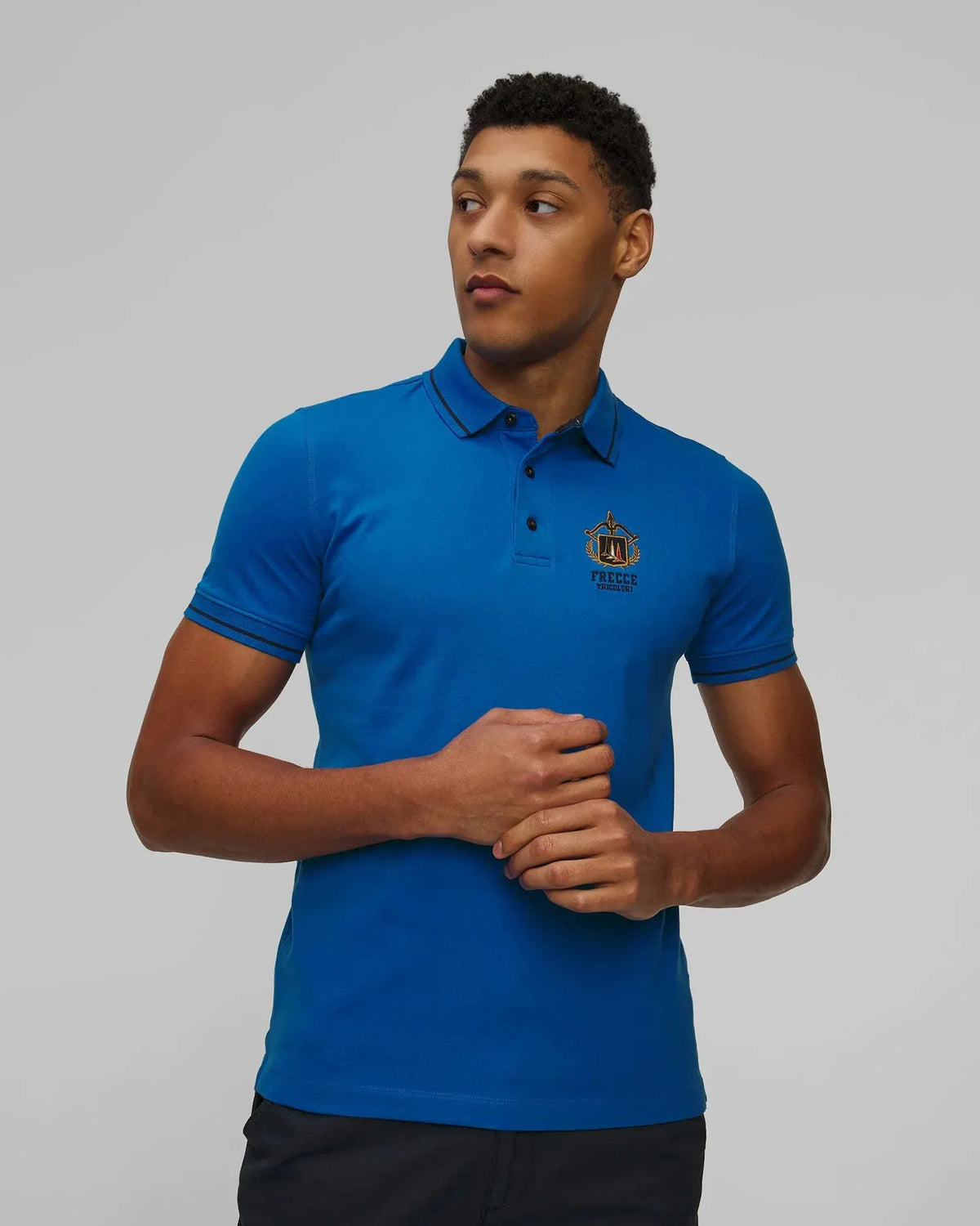 Modello indossa polo uomo blu a maniche corte con logo ricamato, stile casual elegante.