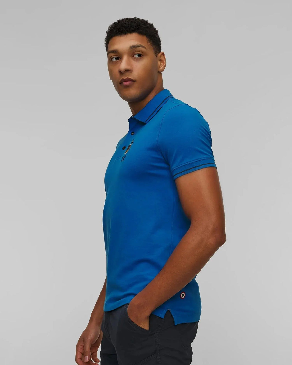 Uomo indossa polo blu a maniche corte, look casual, abbigliamento uomo moderno