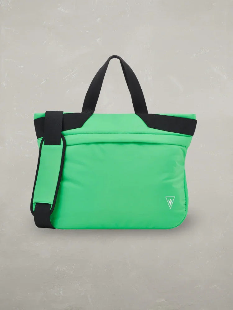 Borsa a tracolla verde fluo con manici e dettagli neri, sfondo neutro.