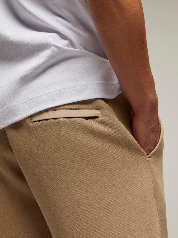 Dettaglio pantaloni beige uomo eleganti con tasca posteriore, abbigliamento moda uomo