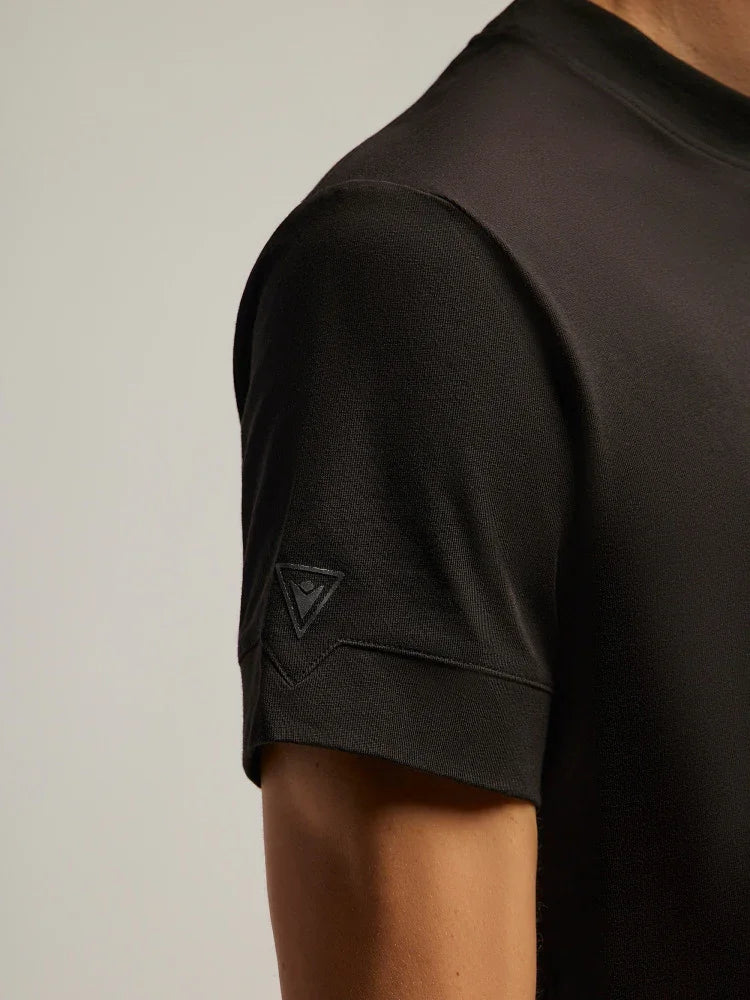 Maglietta nera uomo dettaglio manica corta con logo tono su tono, stile casual elegante