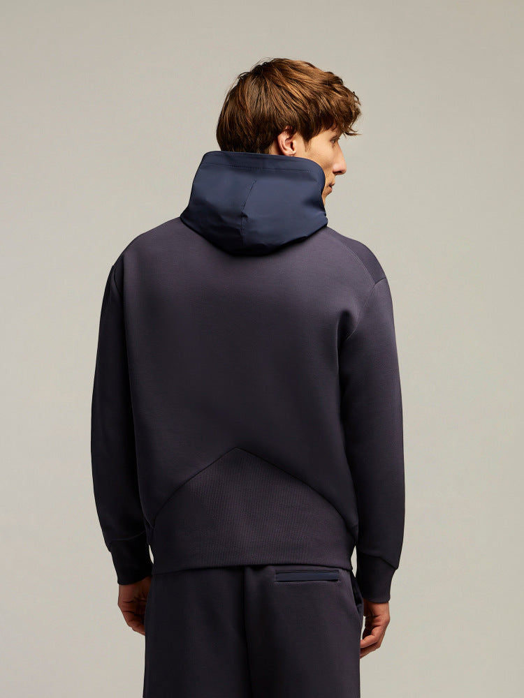 Felpa uomo blu scuro con cappuccio, visto da dietro, abbigliamento casual elegante.