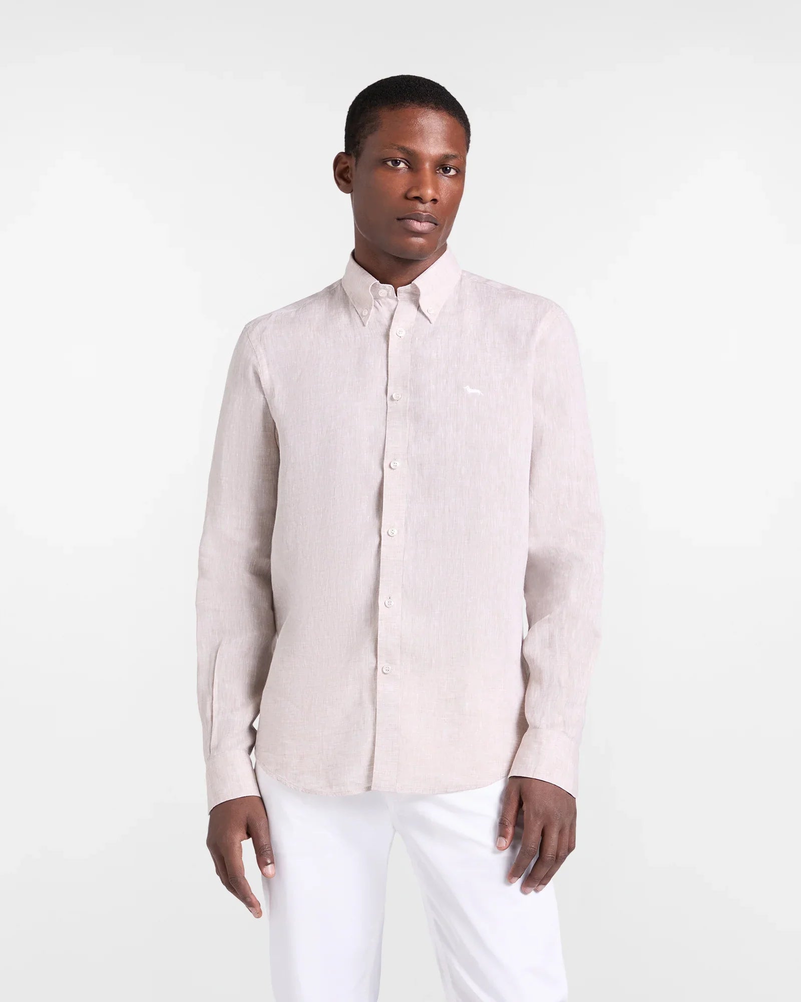 Camicia uomo lino beige maniche lunghe, look casual elegante, pantaloni bianchi.