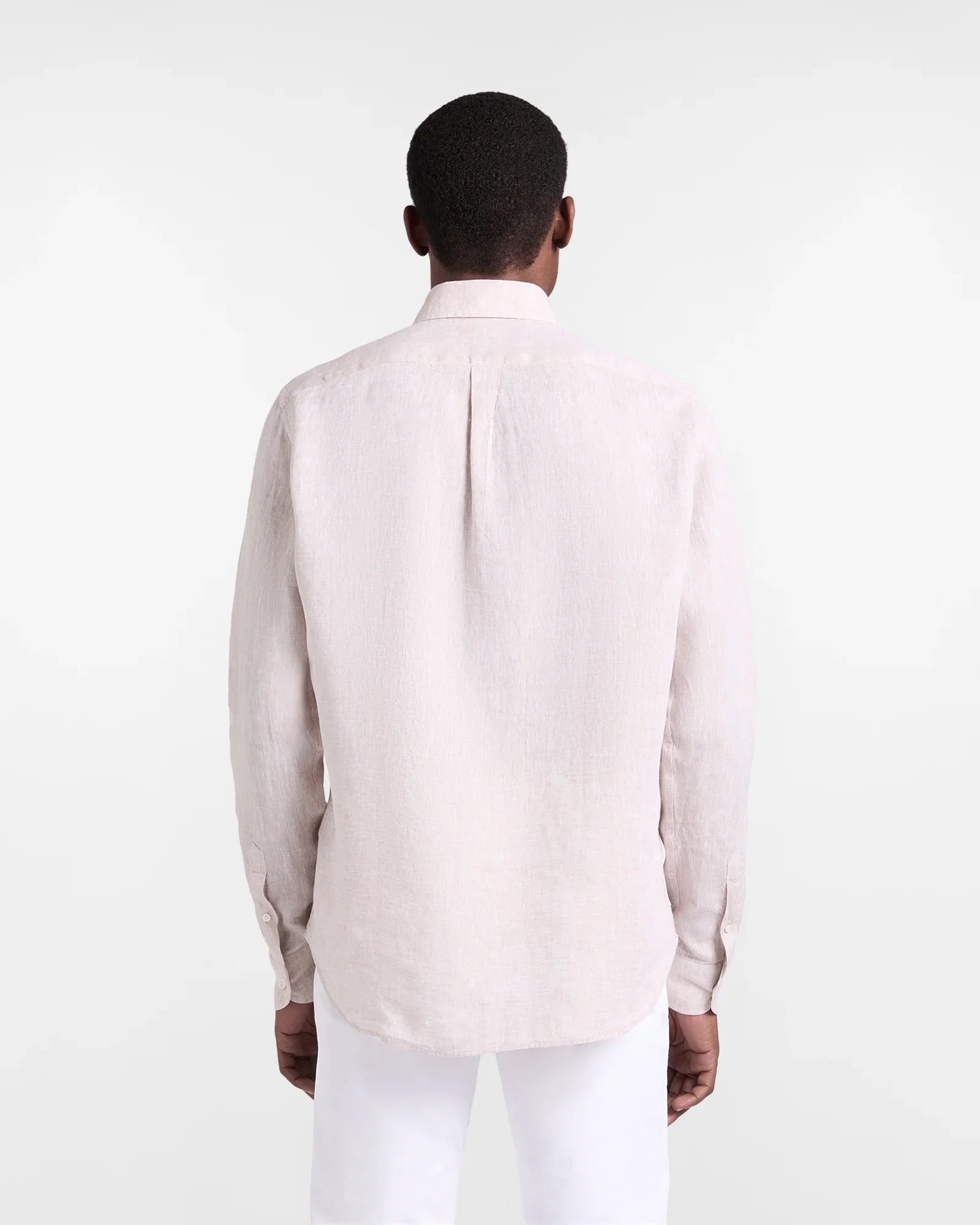 Camicia uomo lino beige vista posteriore, maniche lunghe, stile casual elegante