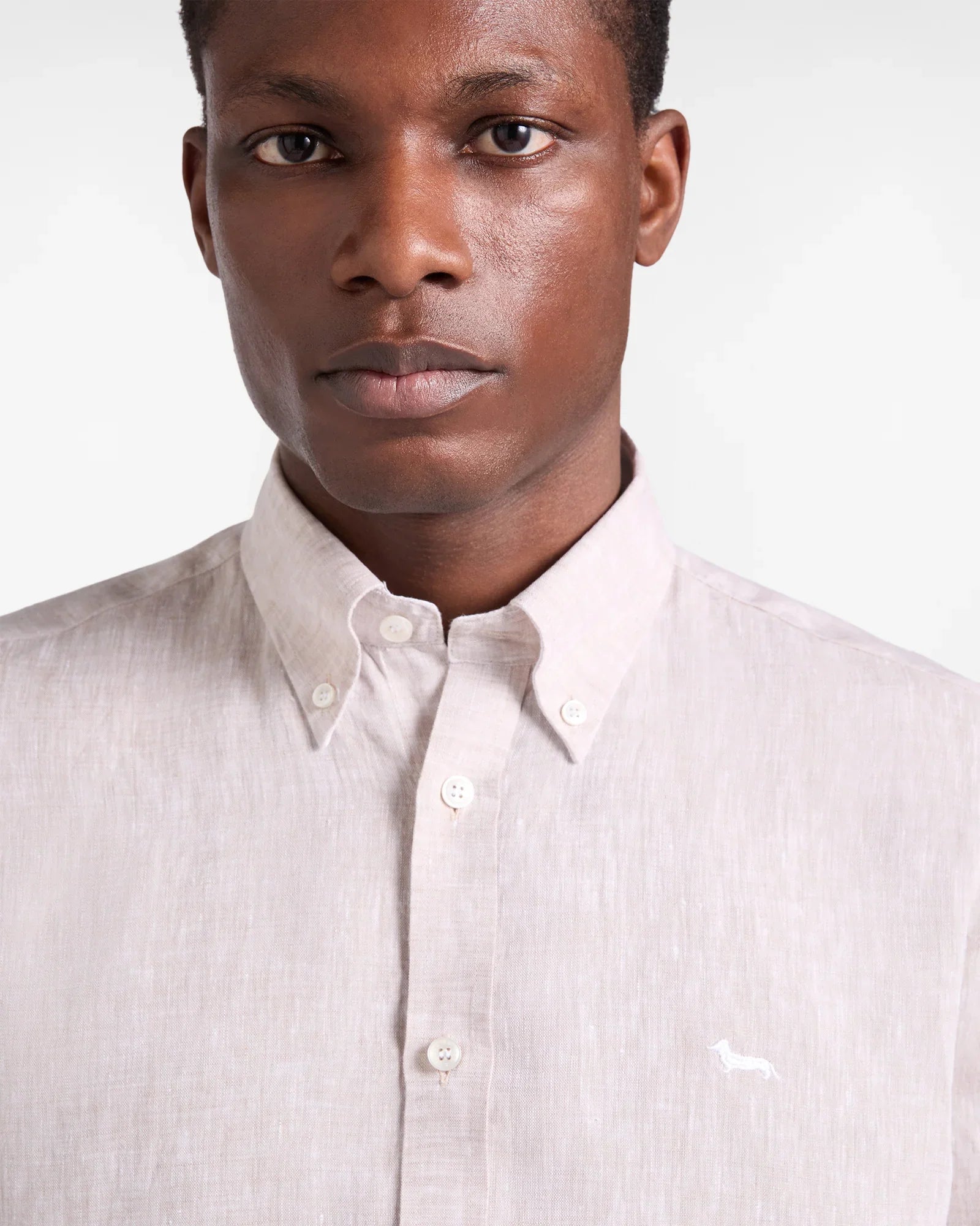 Camicia uomo lino beige chiaro con bottoni e logo ricamato, moda elegante casual