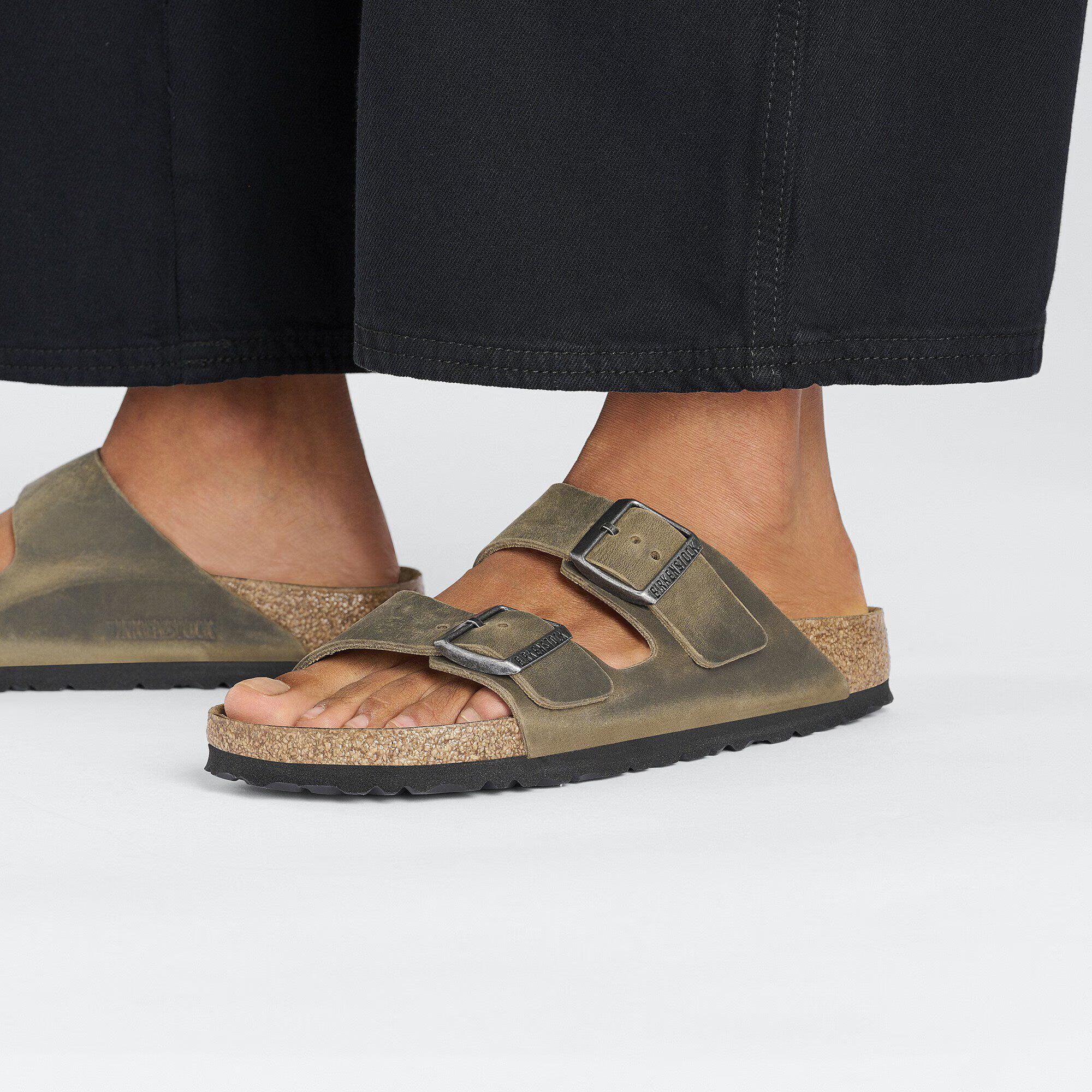 Sandali BIRKENSTOCK Arizona in pelle invecchiata color faded khaki, chiusura a due cinturini con fibbie in metallo.
