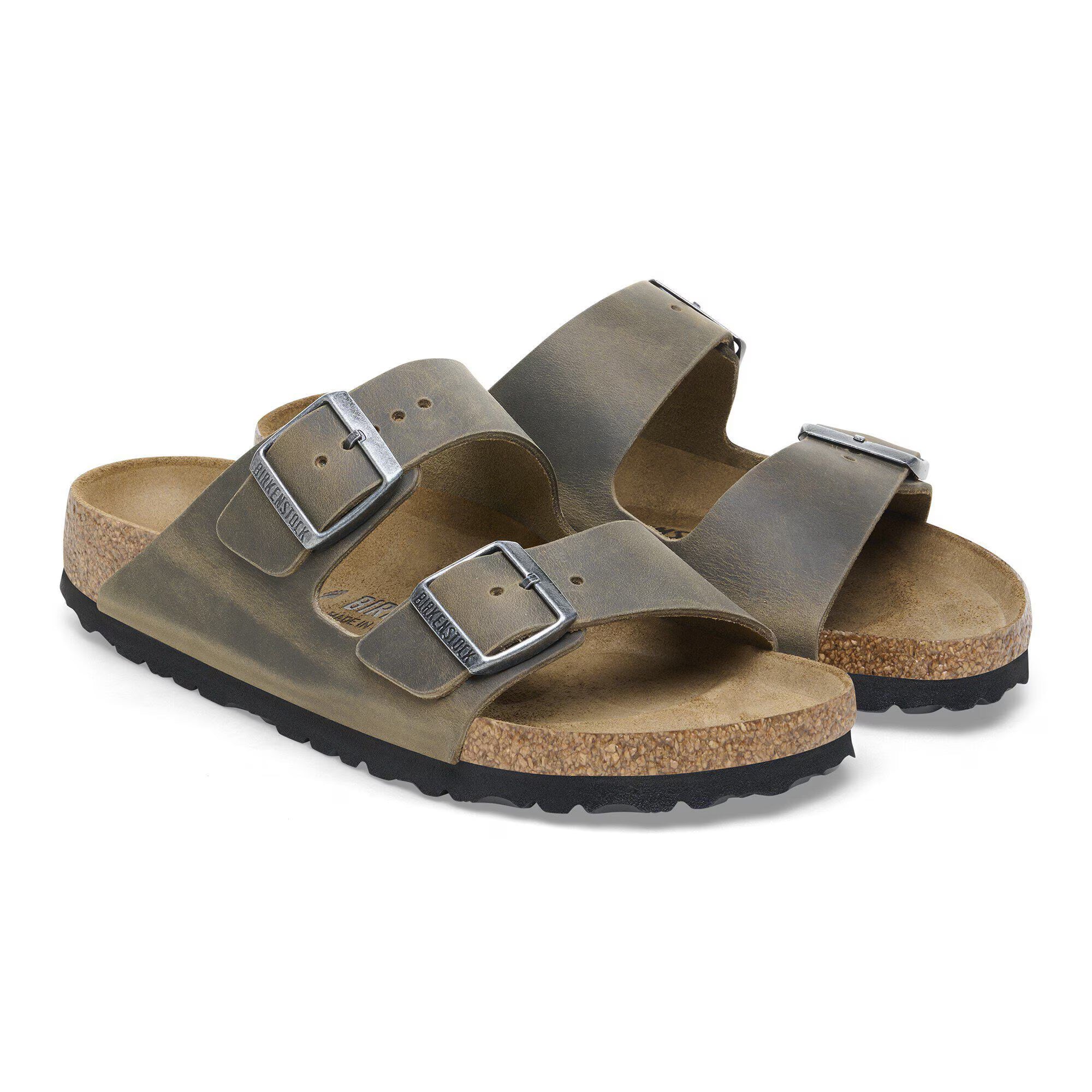 Sandali BIRKENSTOCK Arizona in pelle oiled color khaki sbiadito, con cinturini regolabili e suola comoda.
