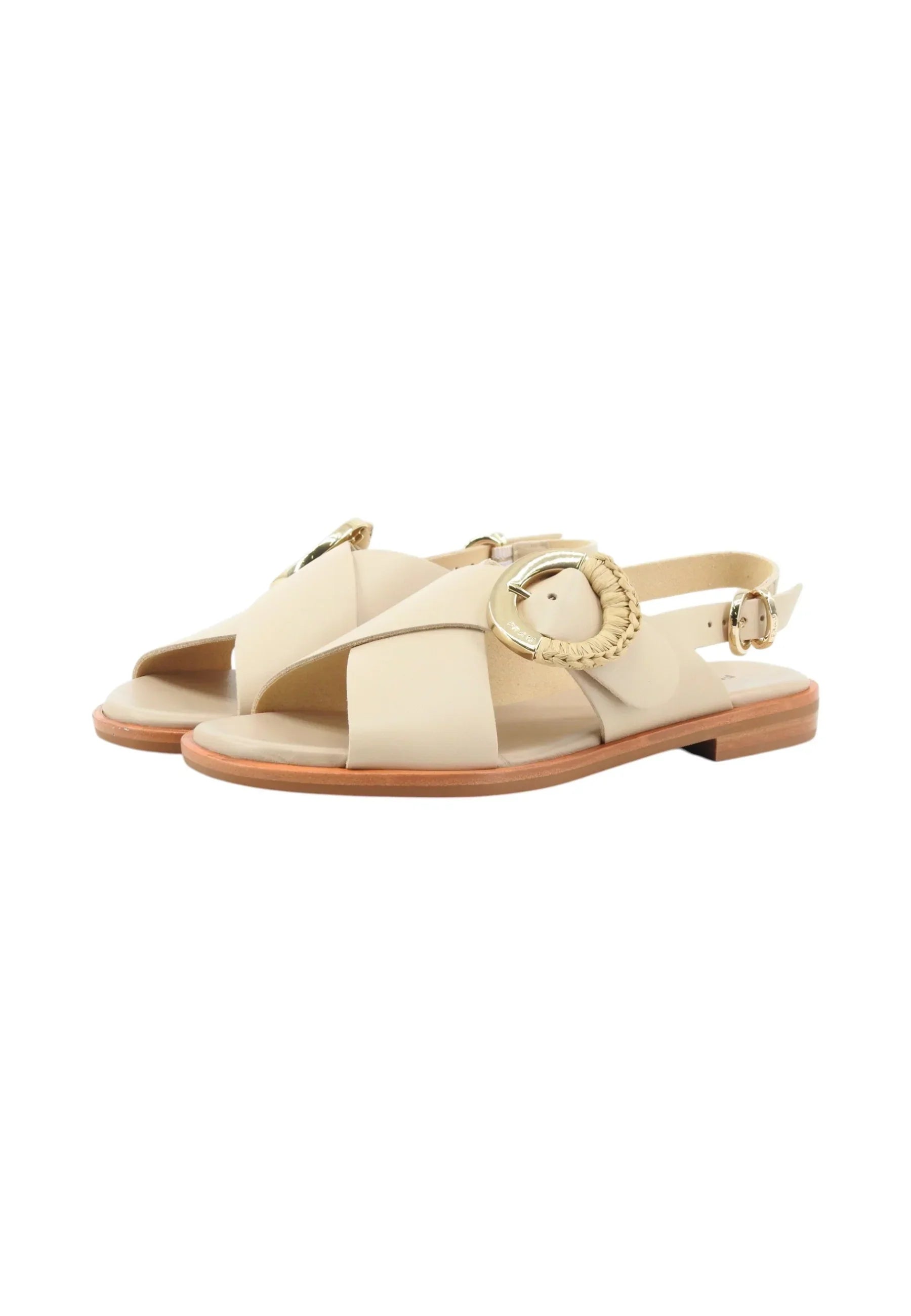 Sandali donna beige in pelle con cinturino e fibbia dorata, stile elegante e moderno.