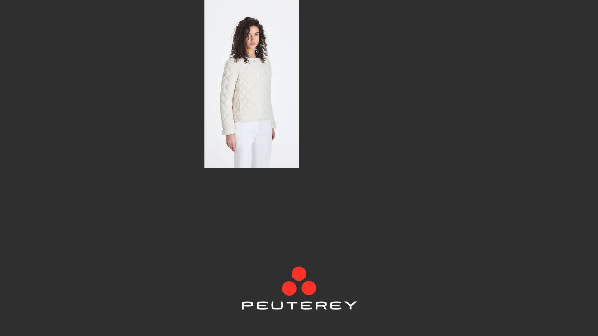 Donna con giacca trapuntata beige Peuterey su sfondo bianco, look casual elegante