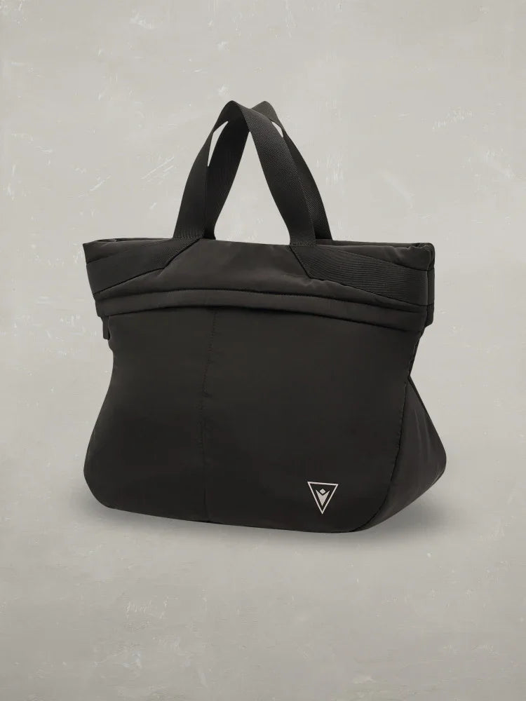 Borsa shopper nera da donna in tessuto tecnico con manici corti e logo triangolare
