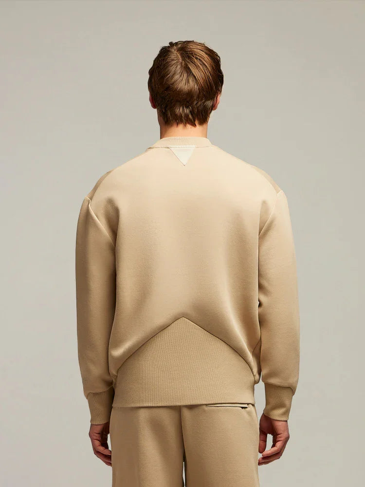 uomo di spalle indossa felpa e pantaloni beige, moda casual Made in Italy