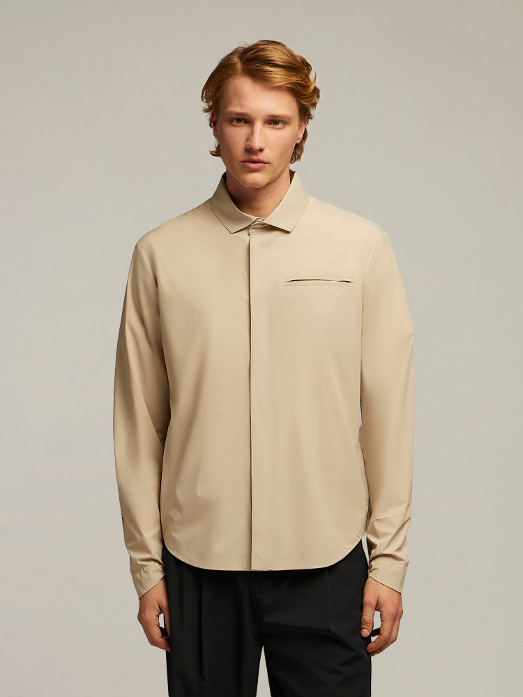 Camicia uomo beige a maniche lunghe, stile minimal, su sfondo neutro, moda elegante