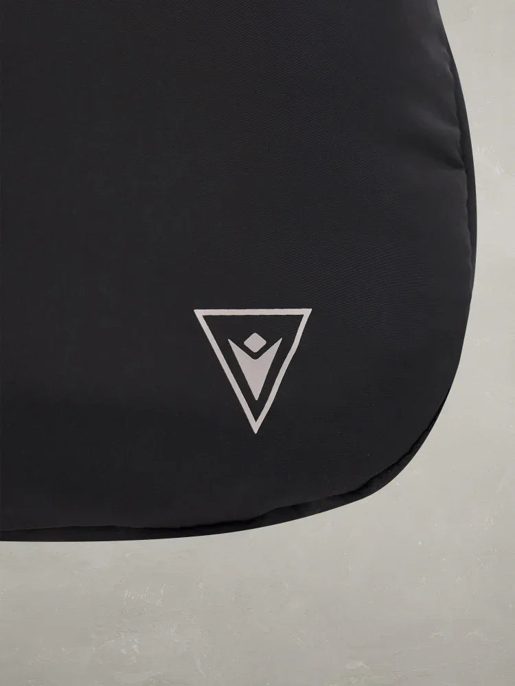 Dettaglio logo su tessuto nero di giacca imbottita uomo, abbigliamento moda elegante