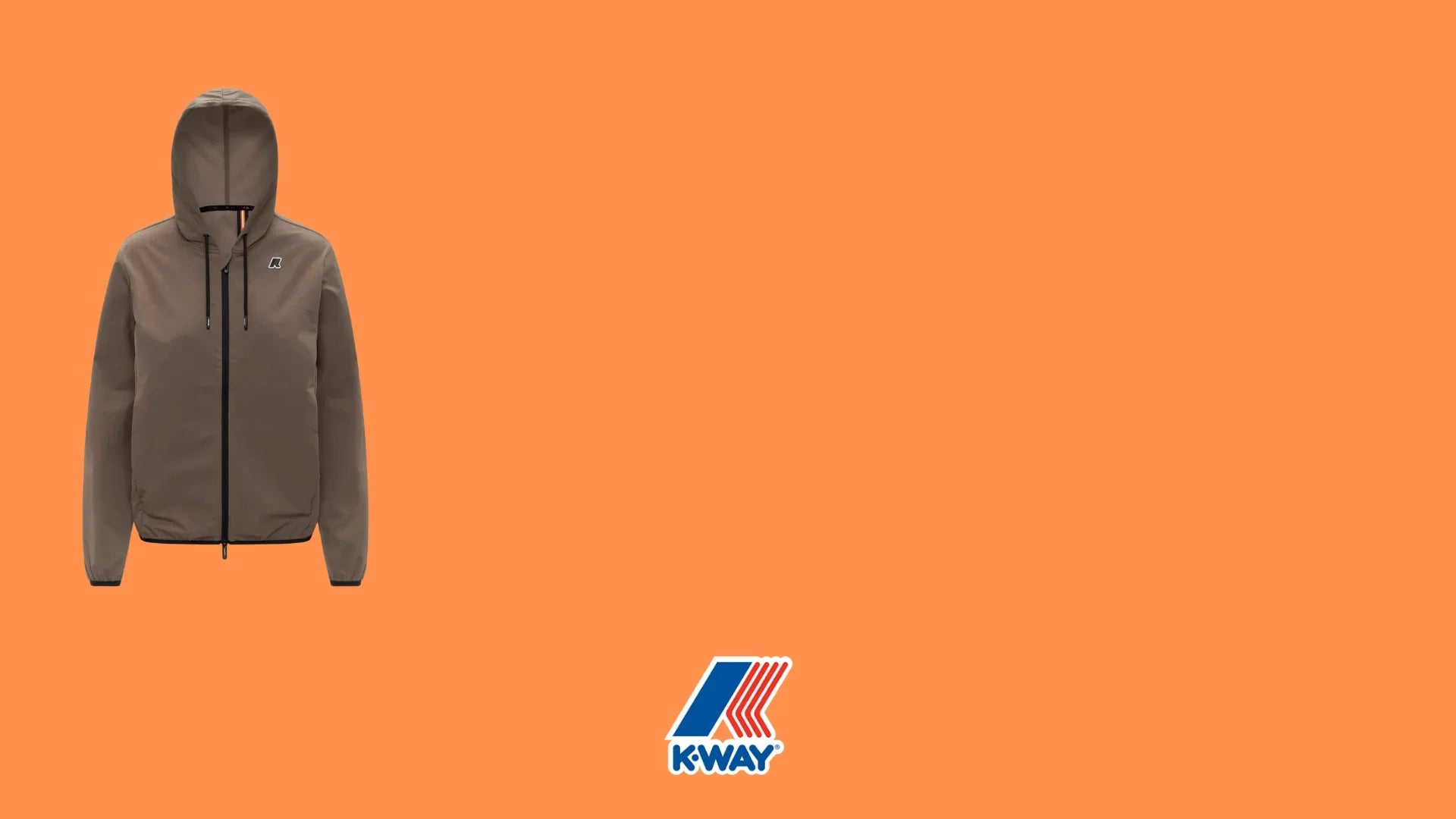 Giacca K-Way marrone da uomo con cappuccio e zip, sfondo arancione, abbigliamento moda.
