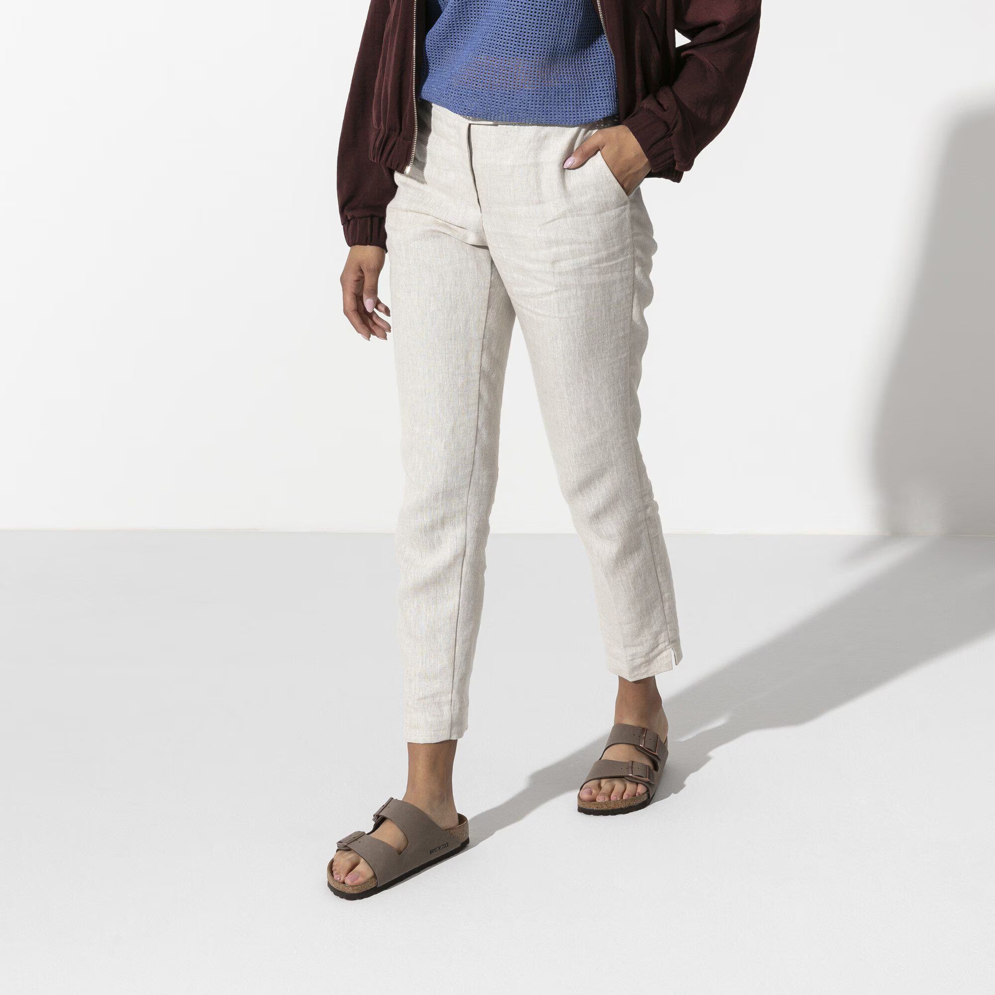Sandali BIRKENSTOCK Arizona Mokka in Birkibuc con fasce in pelle, suola antiscivolo, stile classico e confortevole.