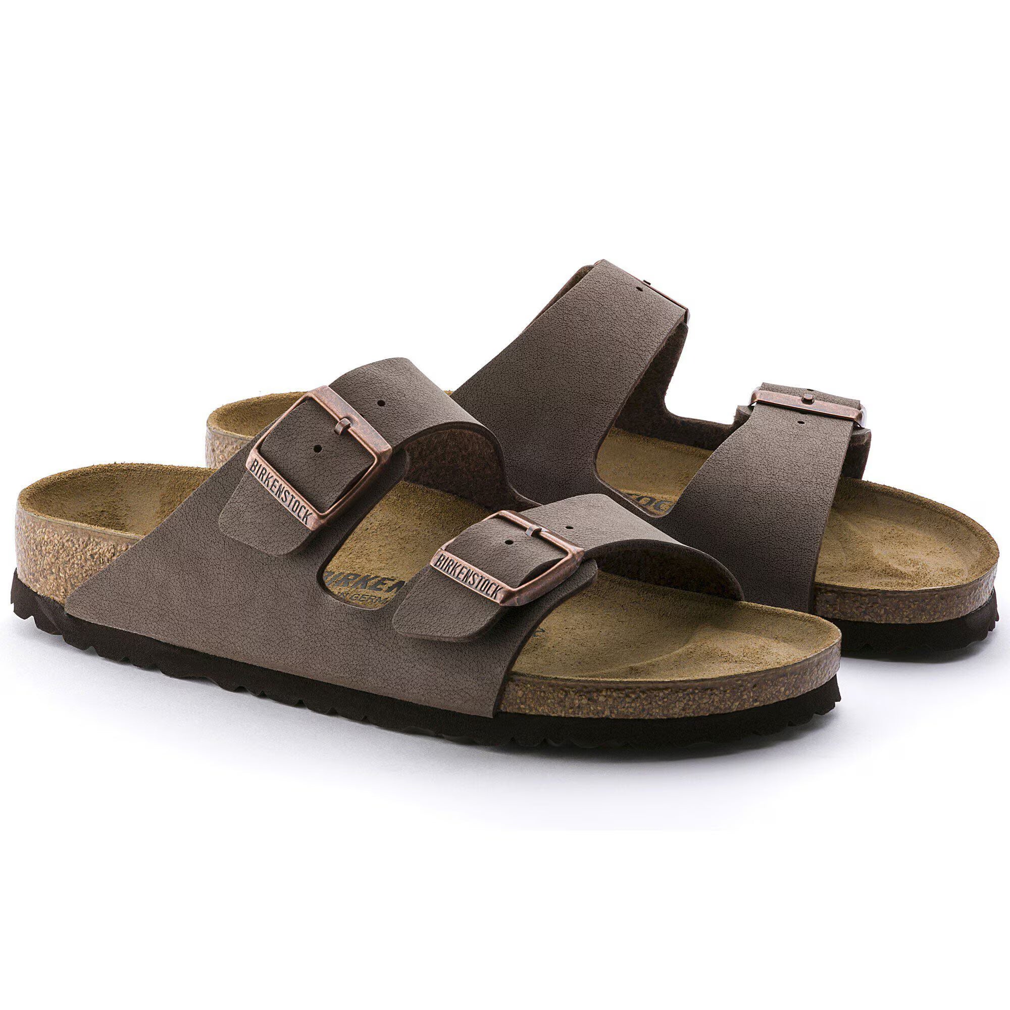 Sandali BIRKENSTOCK Arizona Mokka in Birkibuc con cinturino in pelle, vista frontale su paio di sandali.