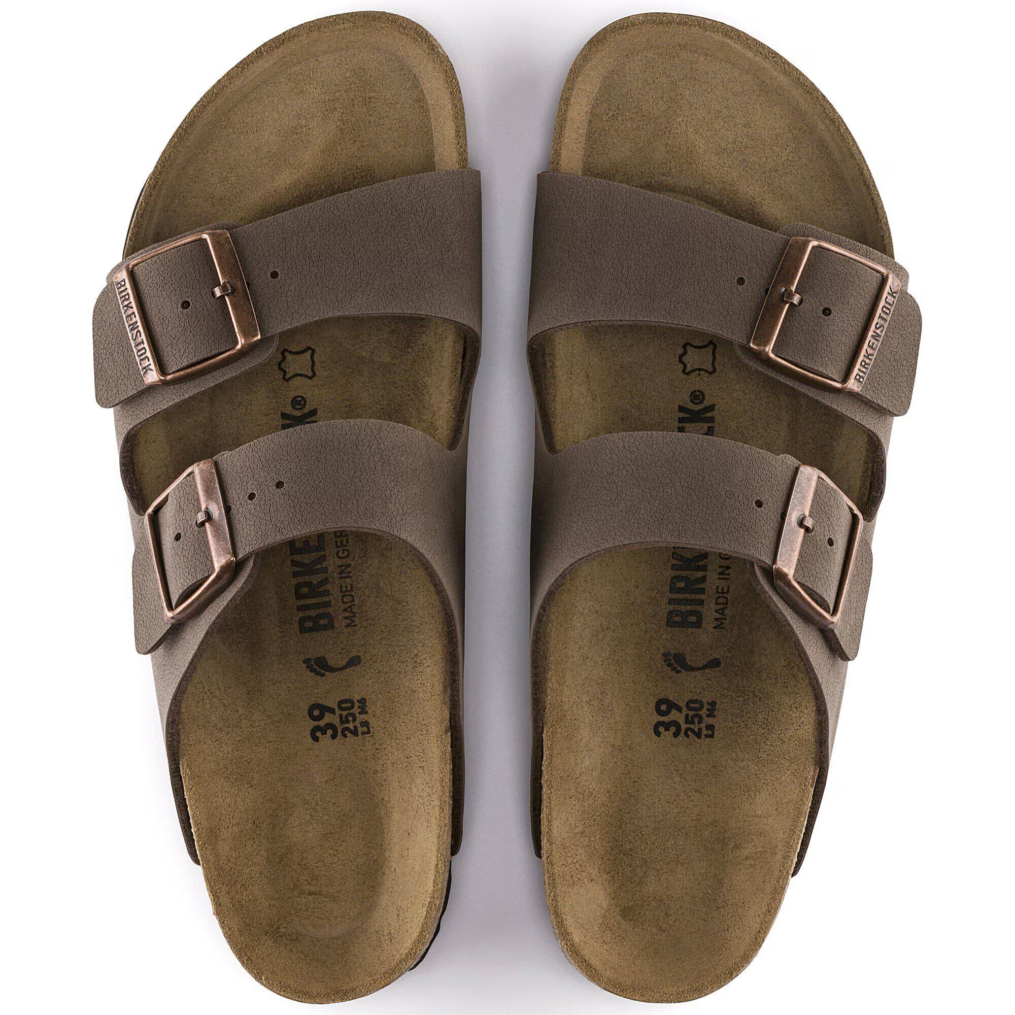 Sandali BIRKENSTOCK Arizona Mokka in BIRKIBUC, vista superiore che mostra il design con cinturini e suola in cuoio.