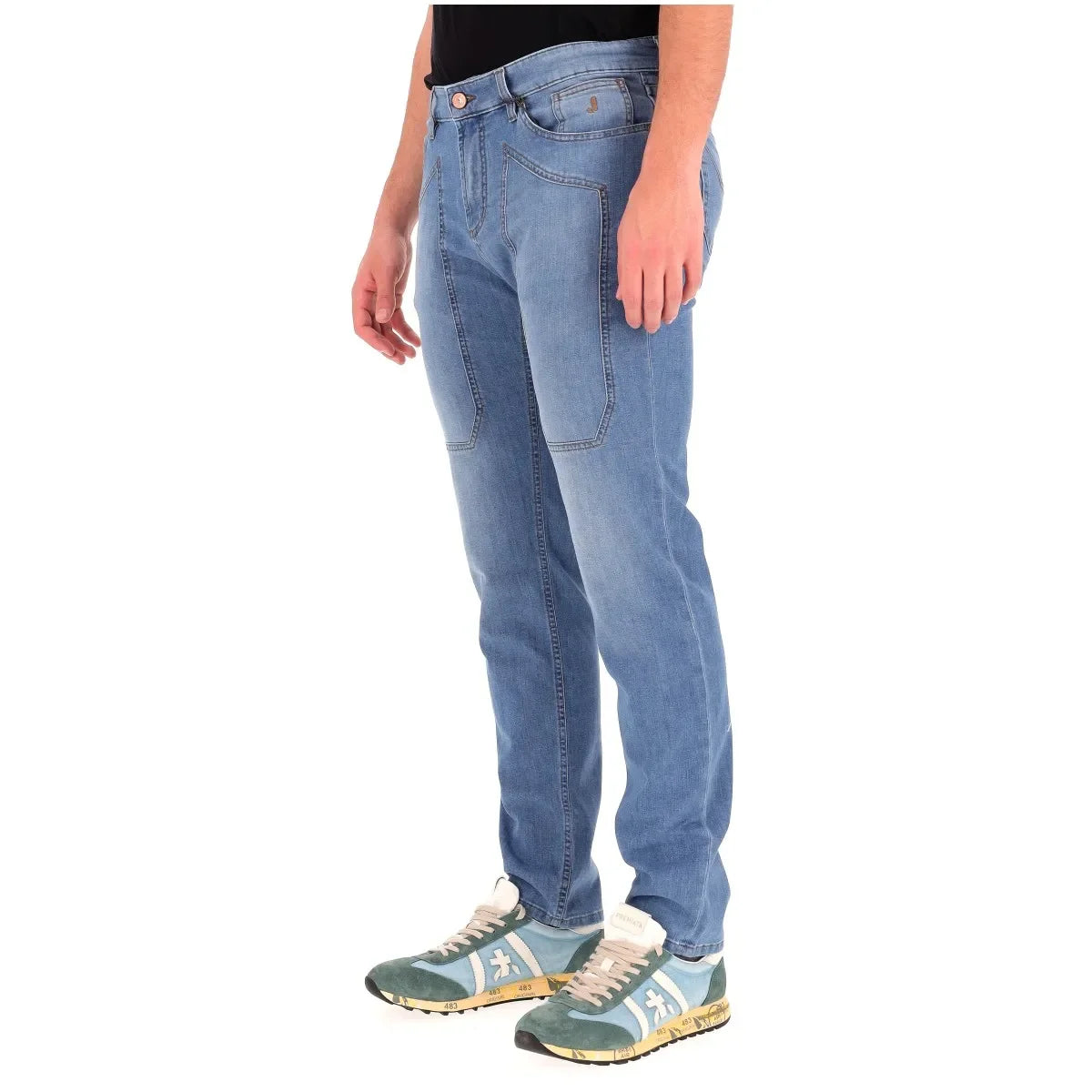 Jeans uomo azzurri a gamba dritta, indossati con sneakers verdi su sfondo bianco