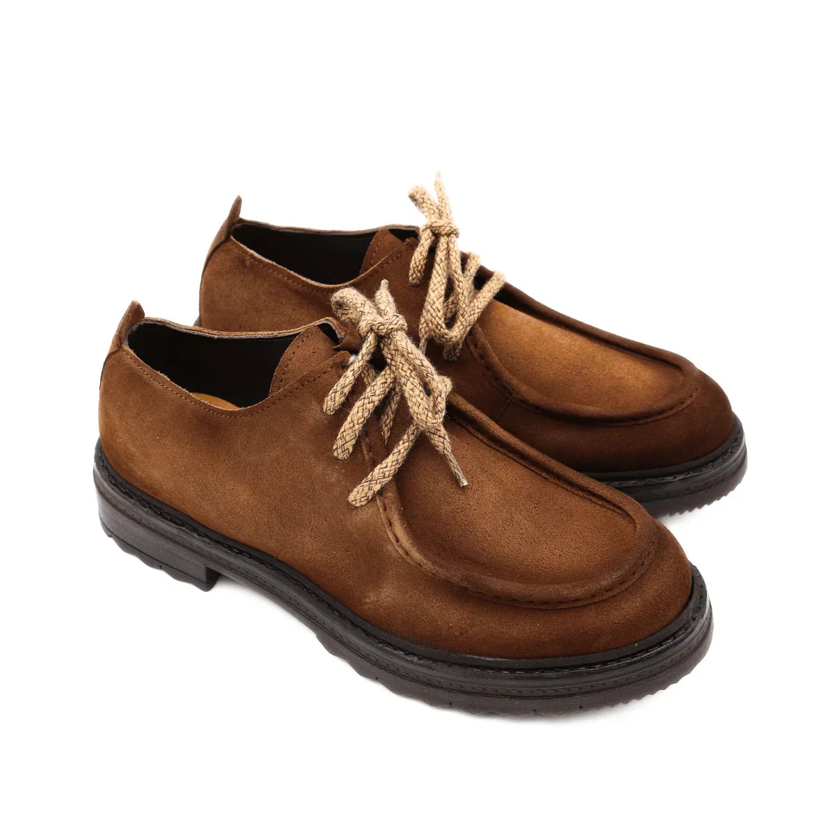 Scarpe uomo in camoscio marrone con lacci beige, suola alta, stile casual elegante.