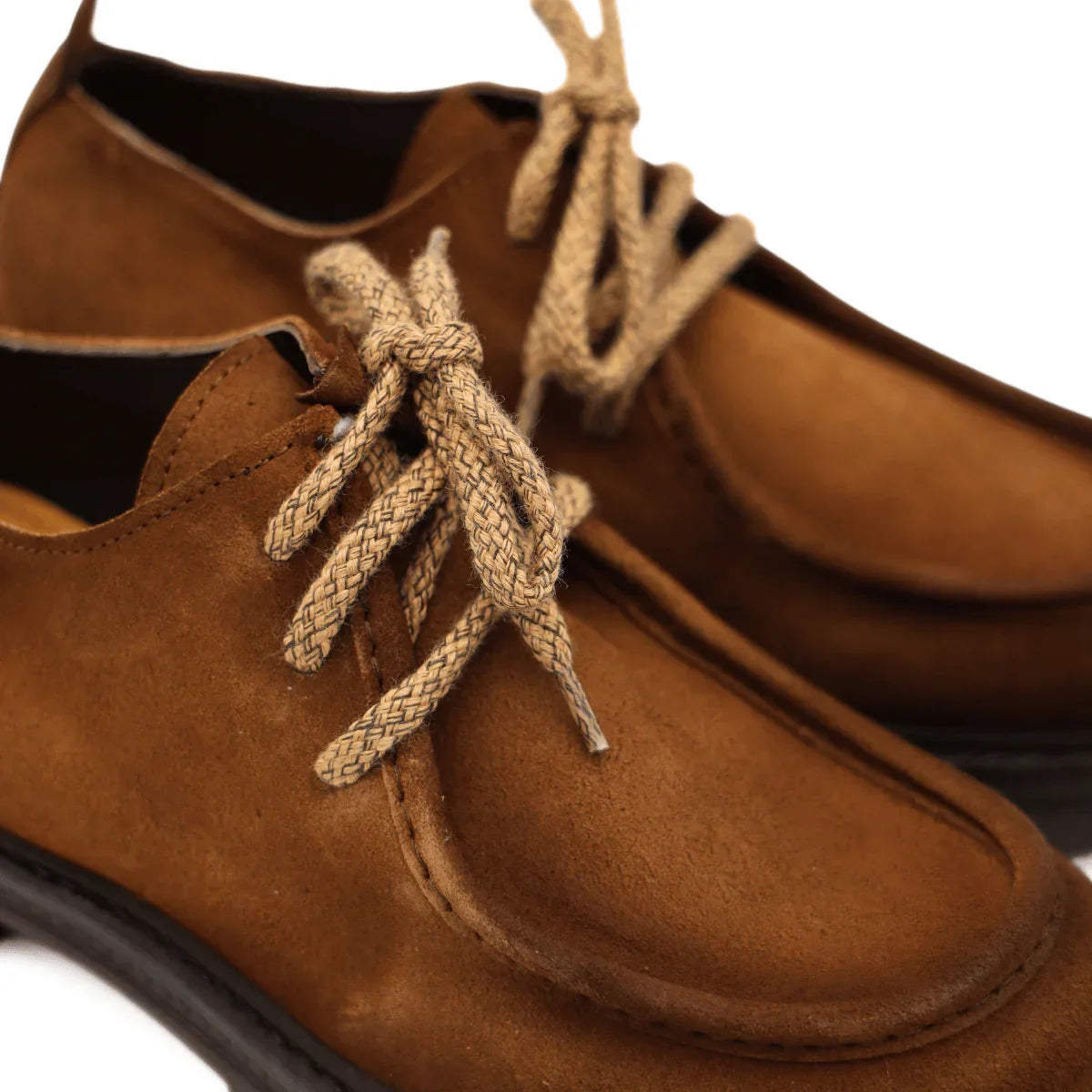 Scarpe uomo in camoscio marrone con lacci beige, suola nera, stile casual elegante.