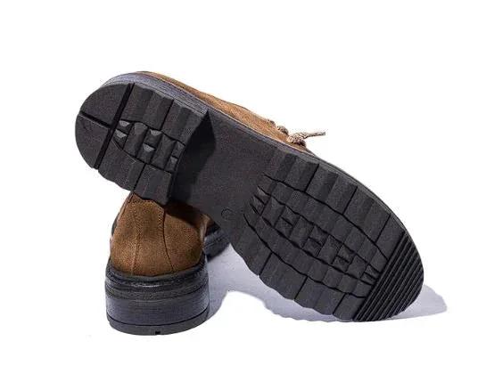 Scarpe uomo marroni in suede con suola carrarmato nera, moda elegante casual.