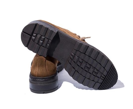 Scarpe uomo marroni in suede con suola carrarmato nera, moda elegante casual.