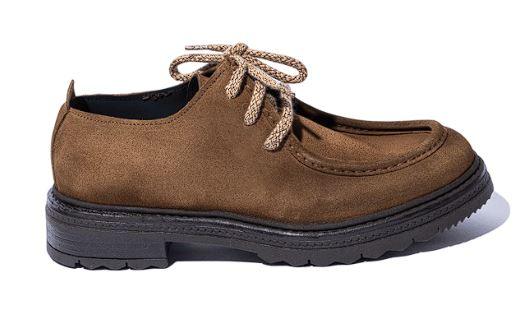Scarpa uomo casual in camoscio marrone con suola spessa nera e lacci intrecciati, elegante stile Made in Italy.