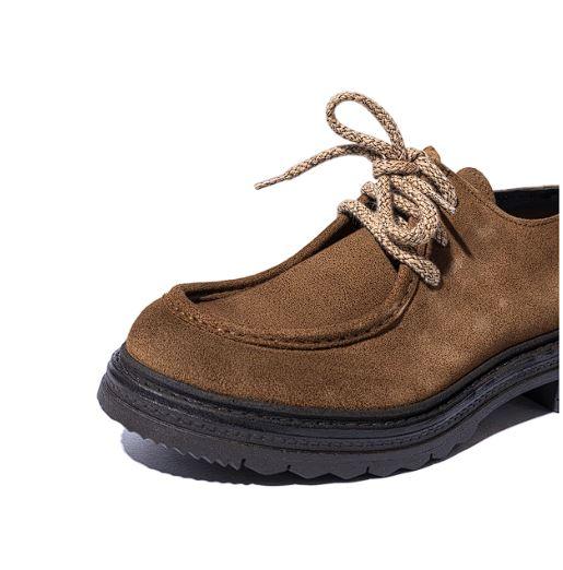 Scarpa uomo in camoscio marrone con suola spessa in gomma nera, stile casual elegante
