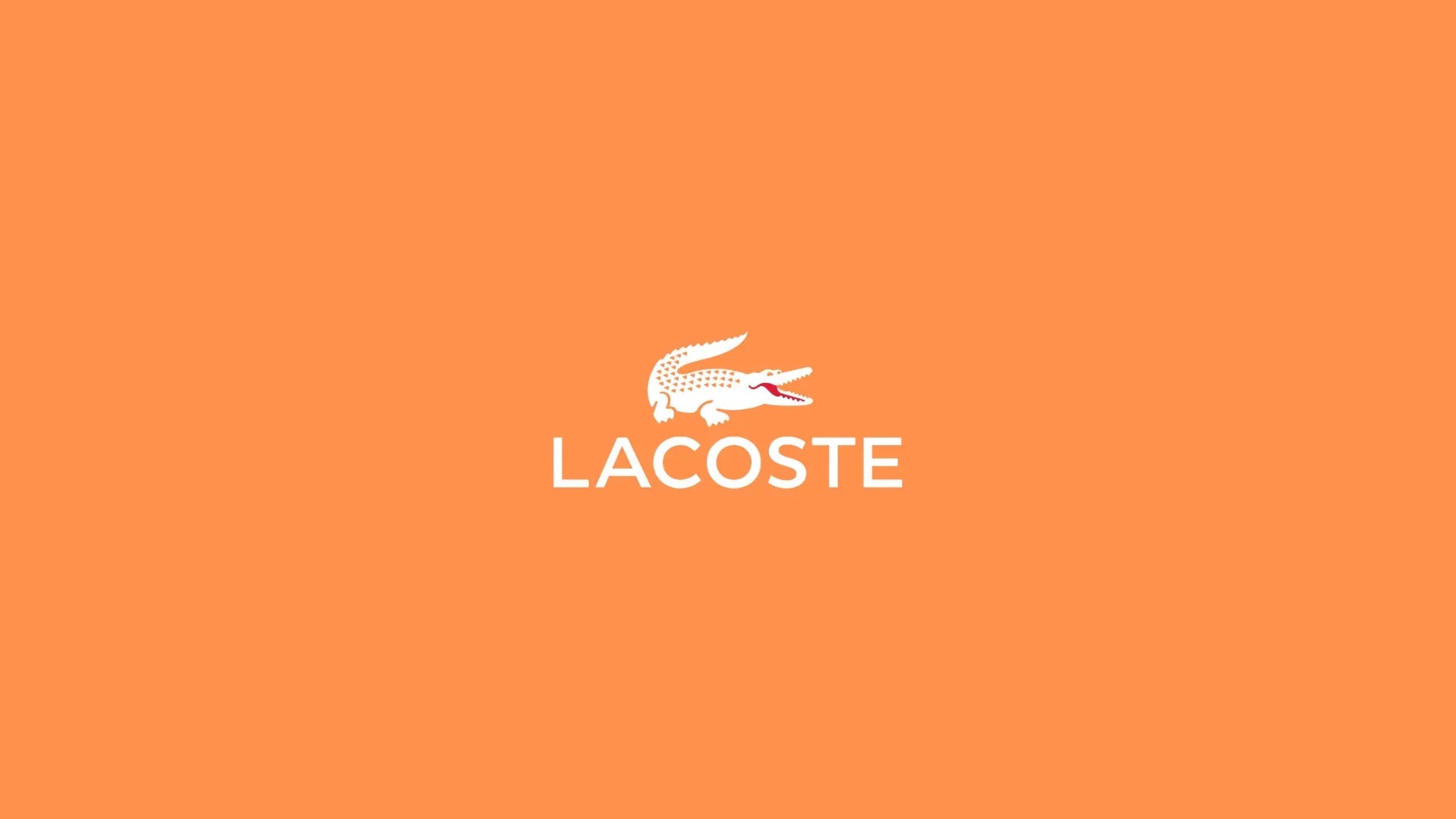 Logo Lacoste bianco con coccodrillo su sfondo arancione, moda uomo donna.