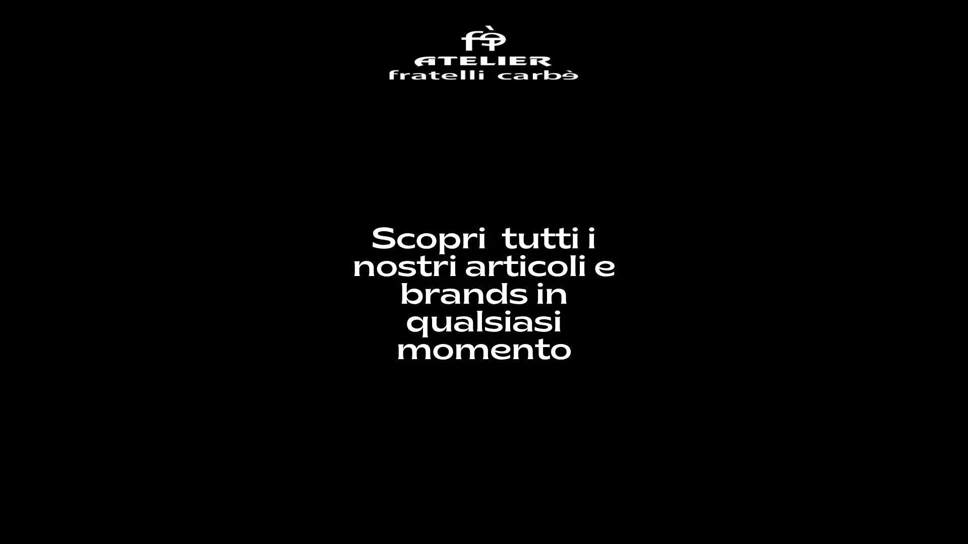Schermata nera con testo promozionale: scopri articoli e brand abbigliamento e accessori.