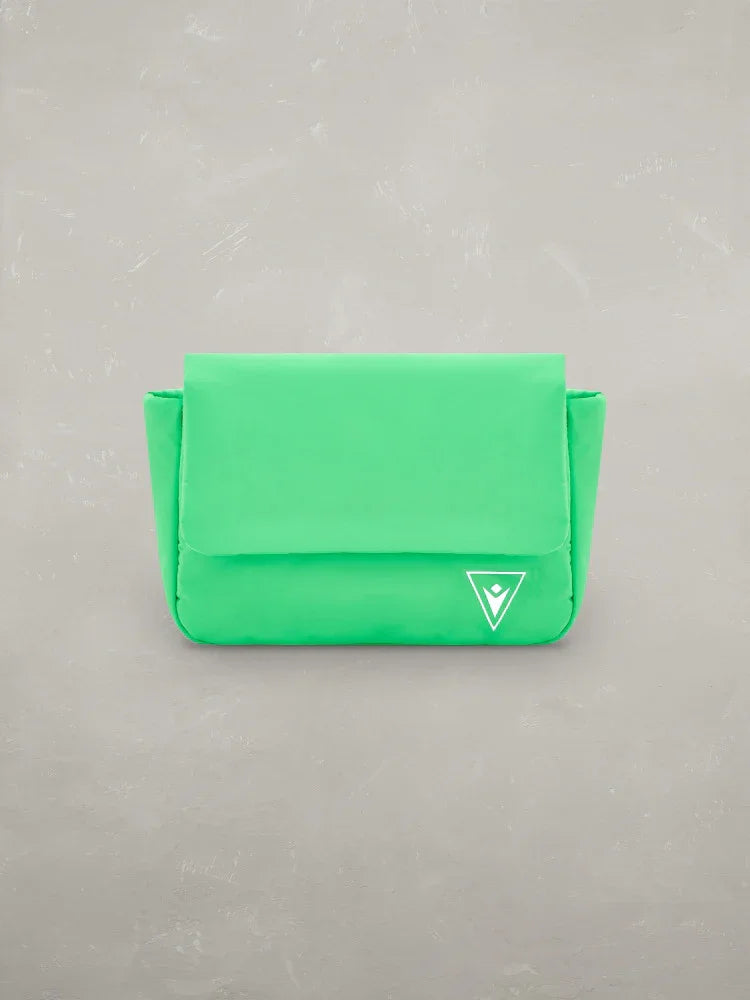 Borsa a tracolla verde fluo unisex con logo bianco, accessorio moda su sfondo neutro.