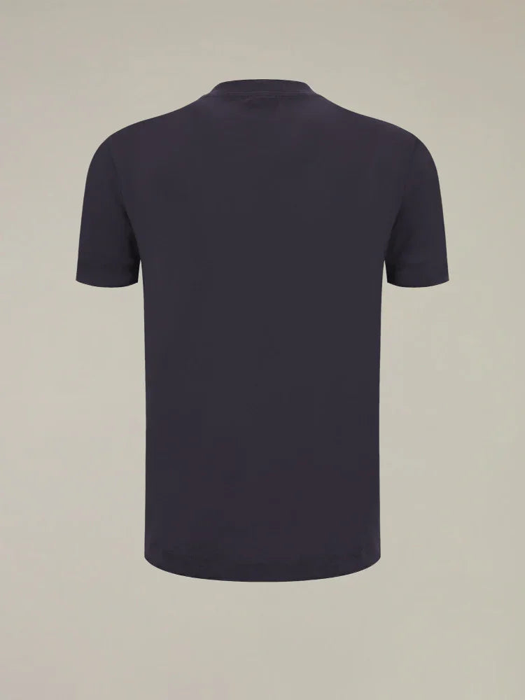 T-shirt uomo nera a maniche corte vista retro su sfondo neutro